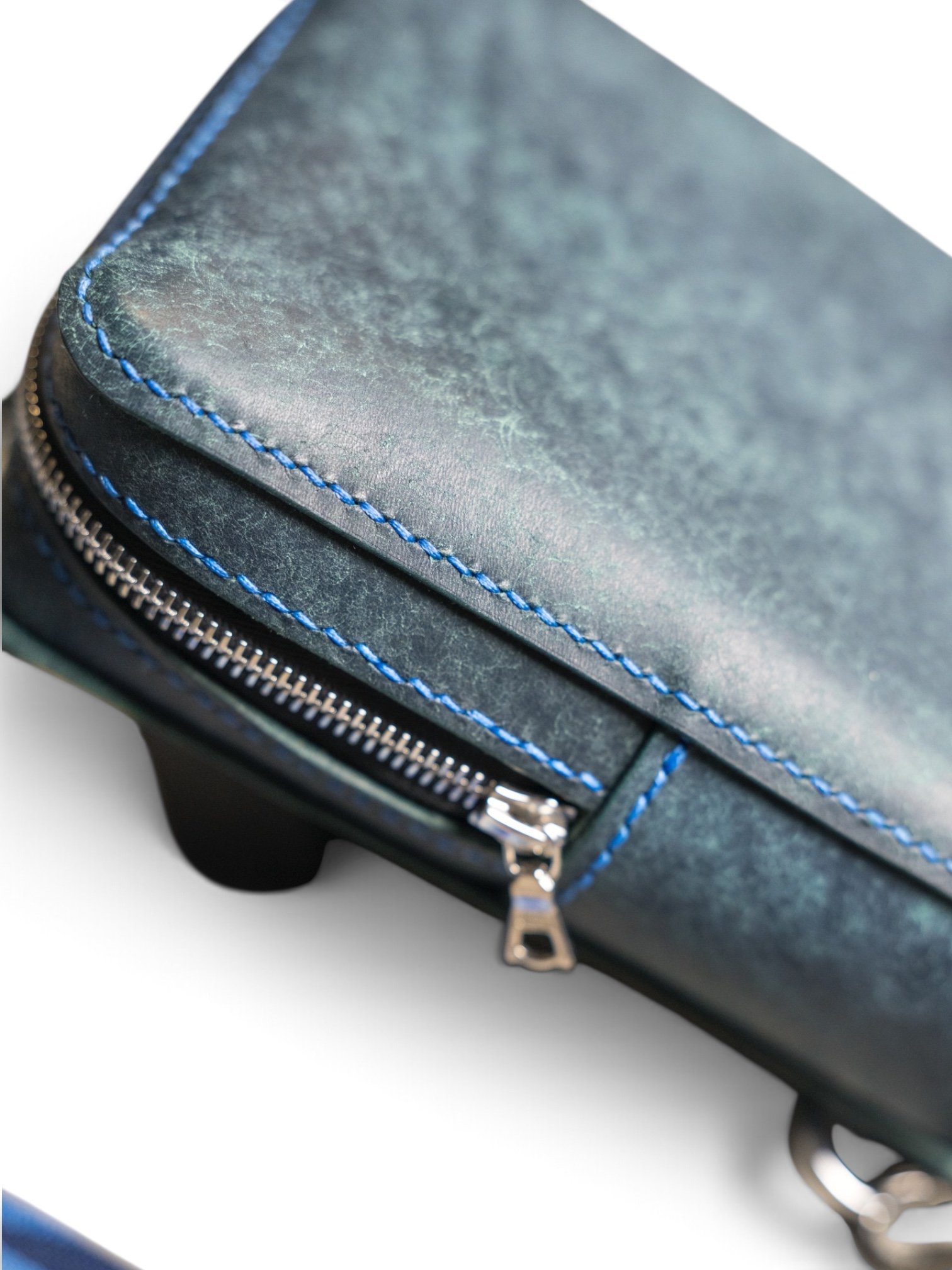 Pluto Slingbag product image (3)