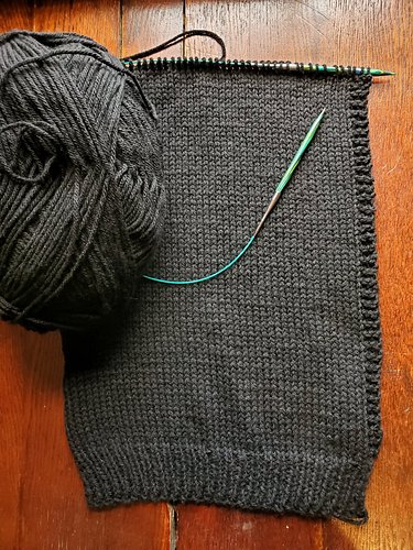 Working on a knit hoodie for @vachemorte, currently in piece 2/6 👀