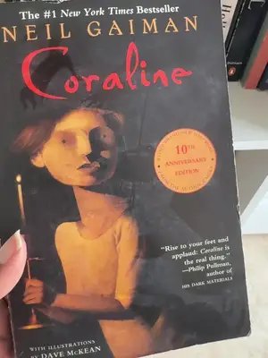 I let TikTok choose the sound for books on my tbr/bookshelf 🖤🎶  📕 : Coraline by Neil Gaiman #tiktoksounds #bookshelftour #foryoupage #bookshelf  #coraline 