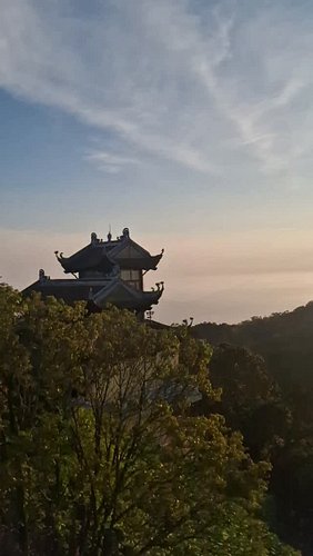 Watching the sunset from the highest point of Ba Na Hills in Vietnam 🇻🇳 with mountain views stretching into the distance.

Af...