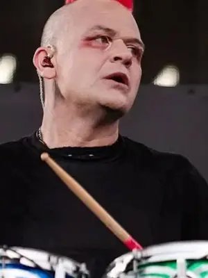 Coal Chamber’s drummer secretly beat Stage 4 cancer and still played live shows with a colostomy bag! 🤯 Dez Fafara drops the ultimate story of survival and heavy metal brotherhood. Mikey 
