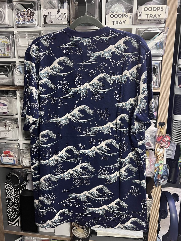 Uniqlo X Hokusai Blue Shirt Men's Blue Waves AOP Graphic Tee Short Sleeve product image (2)