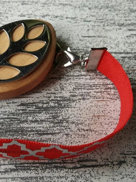 Red Quatrefoil Elastic Bracelet | Handmade Accessory for Bellabeat Leaf Urban & Ivy product image (2)