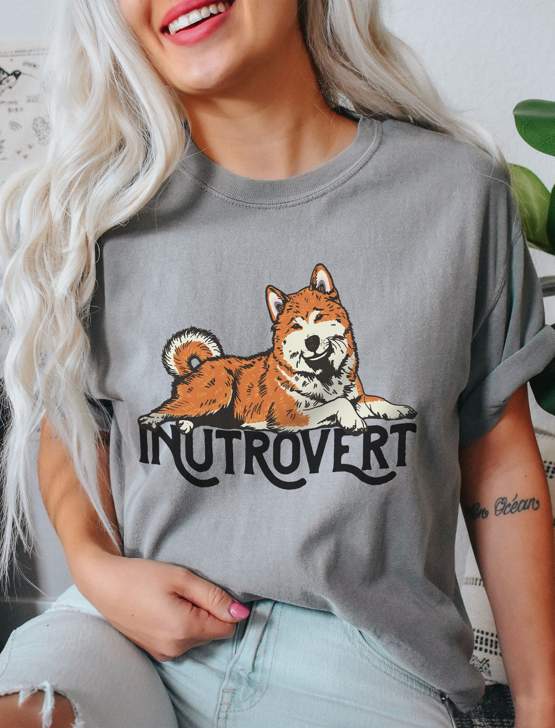 Inutrovert T-Shirt of an Akita Inu (Red) | Funny T-Shirt for Akita Paw-rents product image (2)