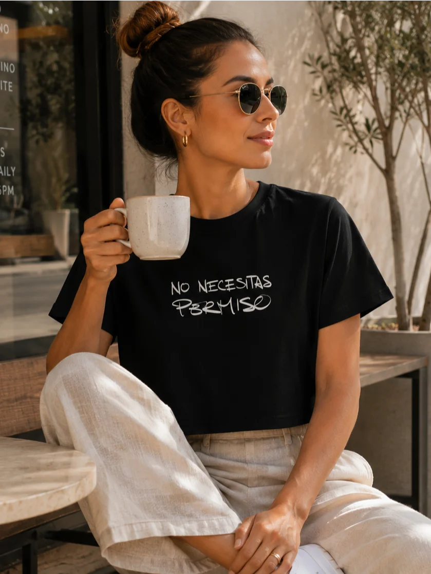 No Necesitas Permiso Cropped T-Shirt | Regalo Empoderamiento Mujer Confianza Crop Top product image (2)