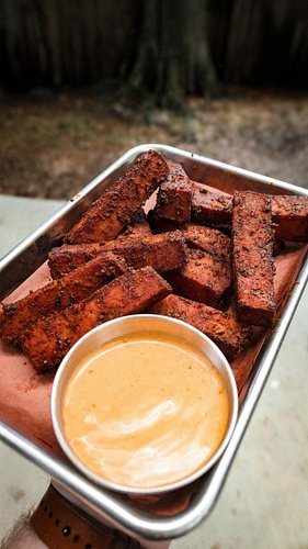 𝗦𝗠𝗢𝗞𝗘𝗗 𝗕𝗢𝗟𝗢𝗚𝗡𝗔 𝗙𝗥𝗜𝗘𝗦
I had a leftover bologna chub the freezer and can you believe this is what I came up with? Yes….”fries”....