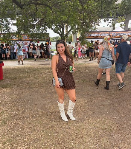 Summer’s over but it was a blast! Here’s my August photo dump: country festival vibes with the cowboy boots dusted off, cotta...