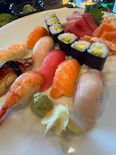 3pm Sushi day done right 🍣 chirashi to start, then the nigiri parade - that ikura though. No notes, chef.