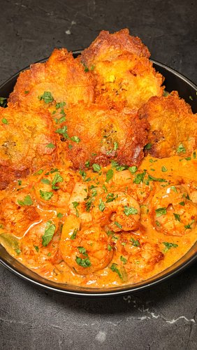 Shrimp x coconut salsa 🍤

Ingredients:
- Shrimp
- Bell pepper
- onion
- tomato
- garlic
- green seasoning 
- chili powder
- c...