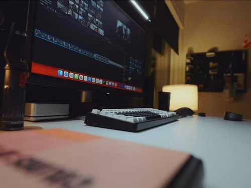 Lighting makes or breaks a setup 🖤

Introducing the BenQ ScreenBar Halo 2:
✅ Front and rear lighting
✅ 2700K–6500K colour tem...
