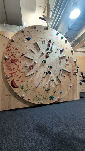 Sometimes you just have a bad day 🤷🏻‍♀️

#bouldering #climbing #fitness #badday #oneofthosedays