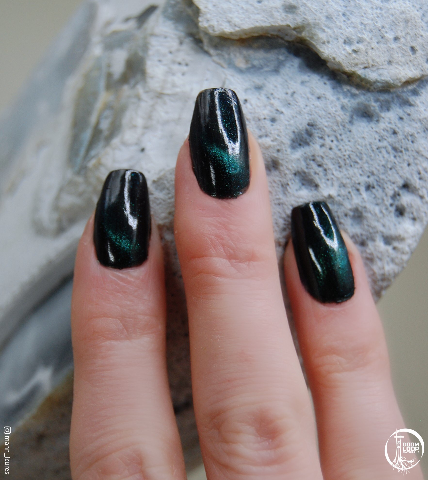 MEDUSAS LAMENT - Black and Green Magnetic Nail Polish product image (4)