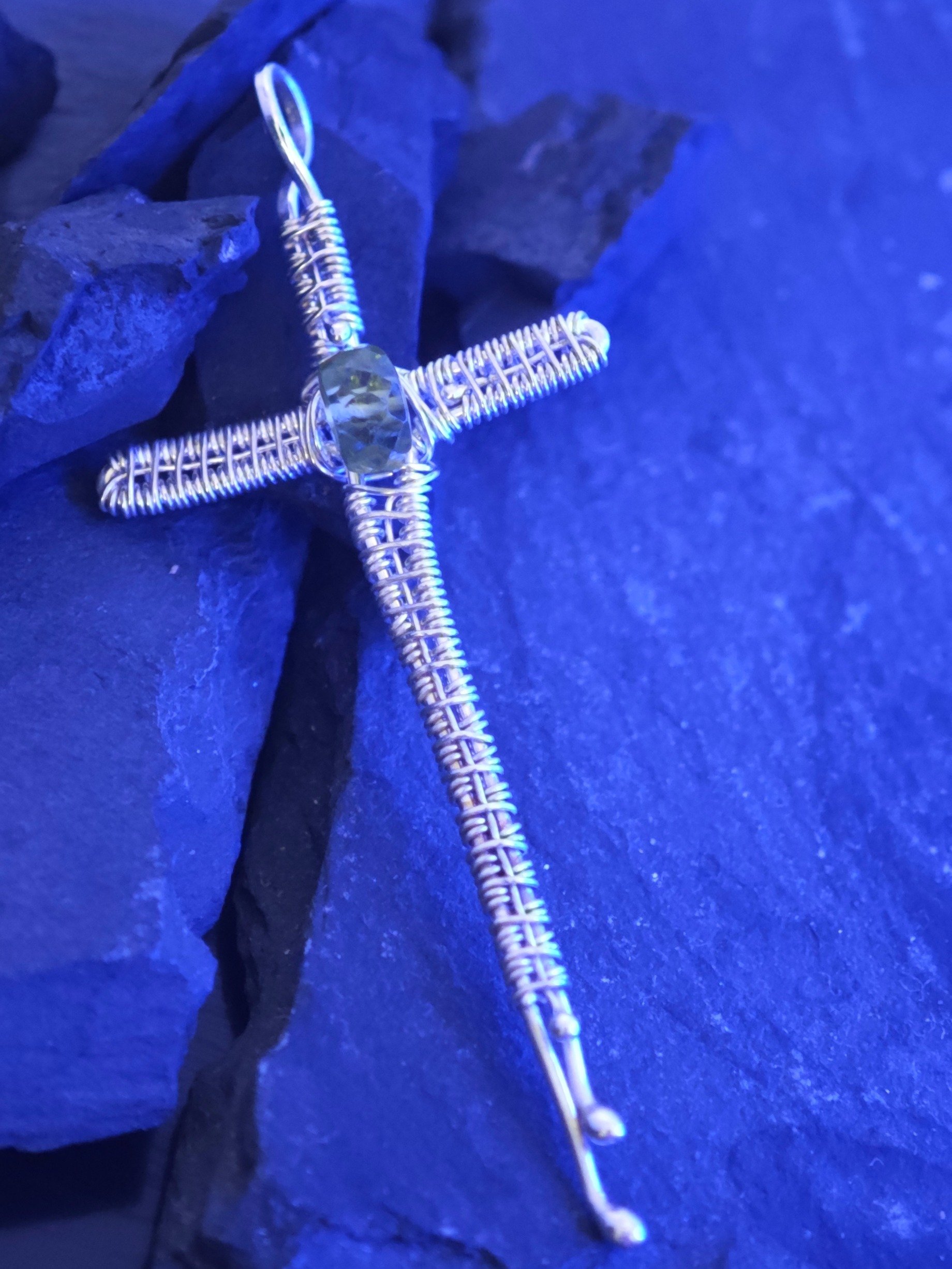 Weaved peridot cross product image (1)