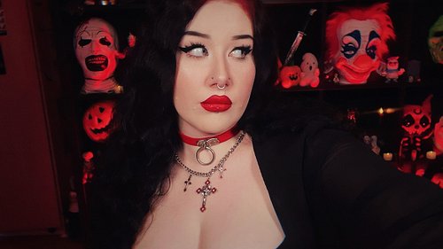 Me 🤝 avoiding eye contact with the camera 

.
.
.

#alternative #goth #twitchstreamers