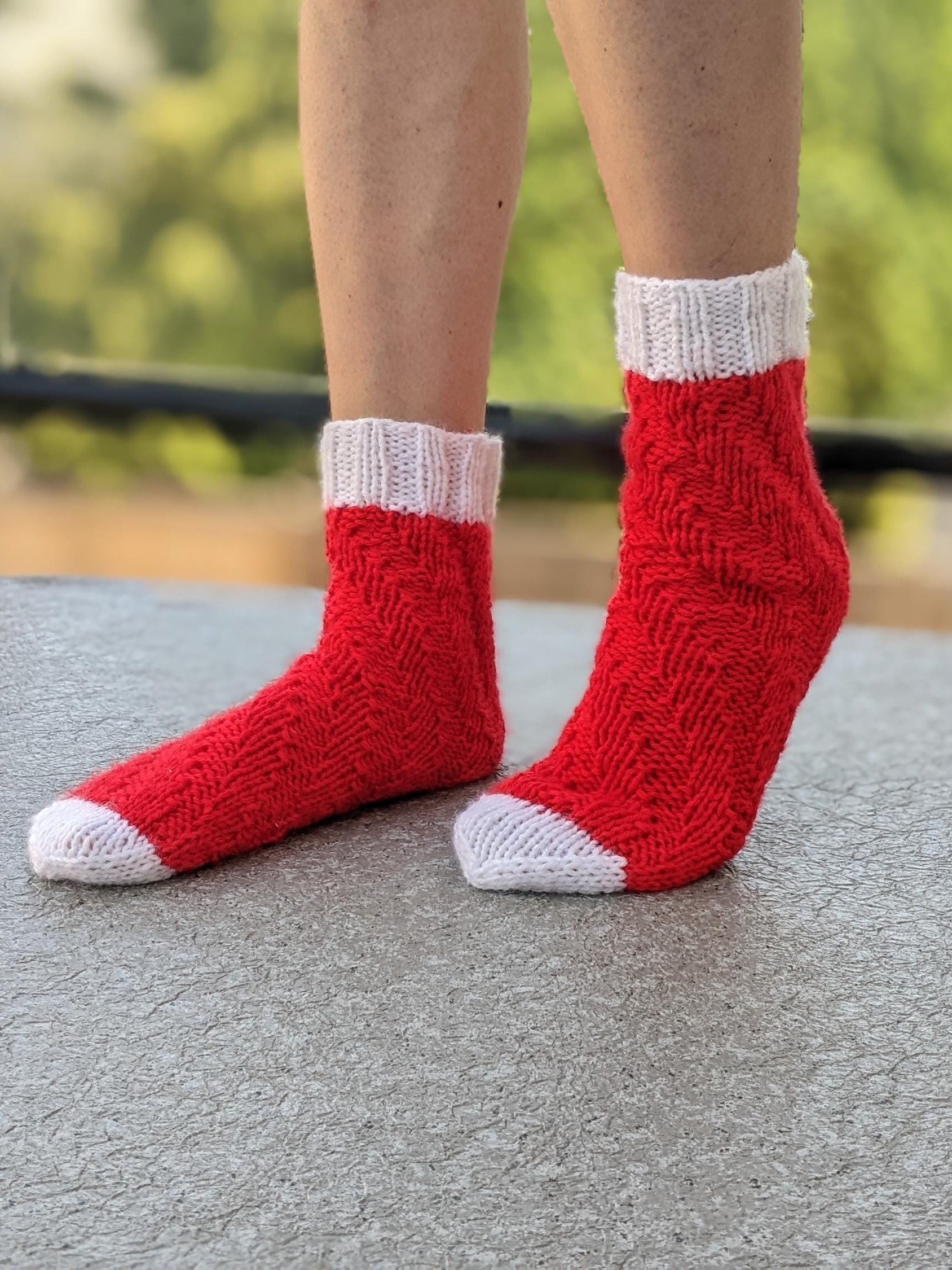 Knit Spiral No-Heel Christmas Socks Pattern product image (7)