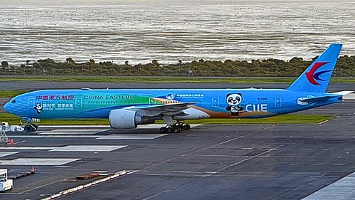 @china_eastern_airlines B777-300ER after arriving from Shanghai as MU779 into @aucklandairport this afternoon. Stunning looki...