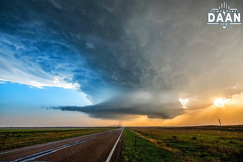 This is how beautiful and awe-inspiring the sky looks right before it decides to start hammering you with large hail 😅

#stor...