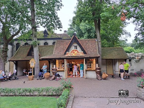 Ontdek de gezellige sfeer bij de Kleyne Klaroen Horeca in de Efteling.

#Efteling #BlijfBetoverd #efteling #eftelingkaatsheuv...