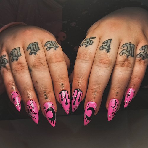 Fresh fresh fresh 💅🏼 by @paws.byp 
.
.
.
#fakenailscustom #kitschycute #spookyvibes #tattoos