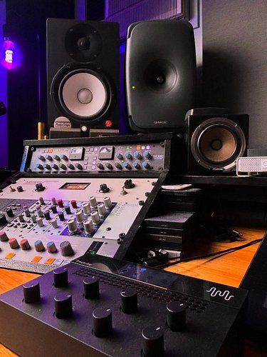 Amongst good company while mixing today! My outboard mix bus chain is bringing the sauce! @freqportaudio freqtube adding some...