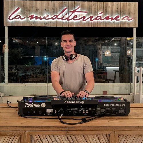 Este verano las noches de los viernes suenan a Afro House en la terraza @lamediterraneadenia de @elsmagazinos en Denia. Un lu...