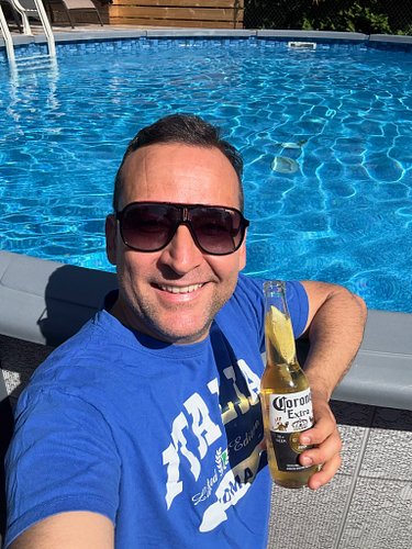 🎶 Entre canciones, sueños y un poco de sol… así se recarga la inspiración. ☀️🍻😎

Se vienen cosas buenas. 🔥

#AlanVeraMusic #N...