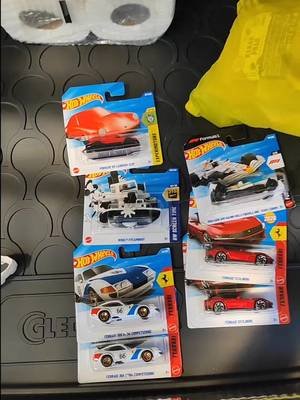 Great hunt today. I was going to the store for toilet paper and then I found this lovely models which I will open and save in my collection. The Porsche 911 keyring will go on my keys of the car.