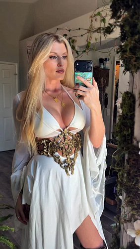 This corset is giving serious main character energy, but…
This fit is giving goddess vibes and I’m living for it 🖤 
.
#fantas...