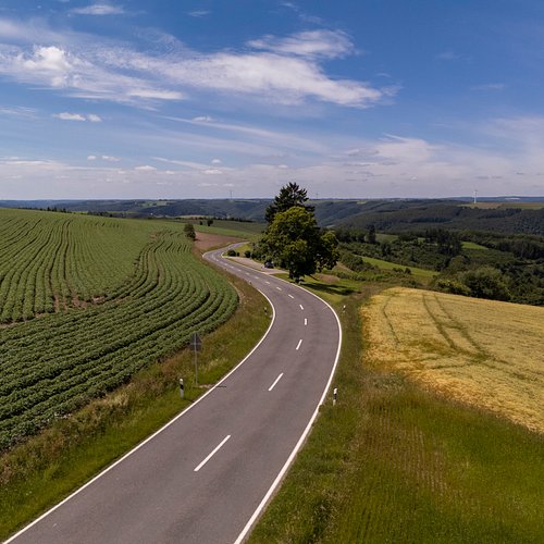 Tijdens deze rit door Luxemburg wisselde het landschap voortdurend. Het ene moment rij je tussen de bomen door, een paar minu...