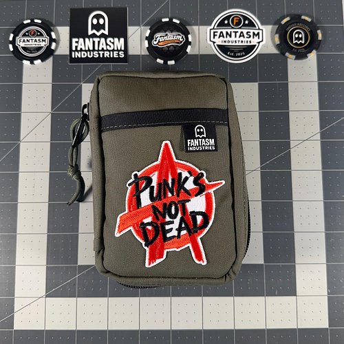 Inspired by the bomber jackets of the 80s & 90s punk rock movements, I decided to make a one-of-a-kind #edc pouch.

Outside: ...