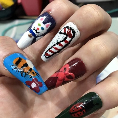 Nails from todays stream! the bee was a bit smeared from the top coat! but quite happy with how they turned out!