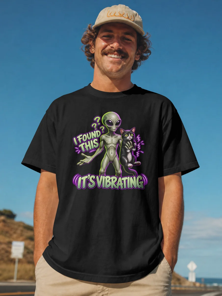Alien Found a Cat... It's Vibrating! | Comfort Colors Funny T-Shirt product image (1)