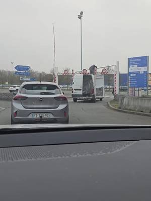Il a cru que son Master faisait la taille d'une Twingo Le toit est resté sur la barrière... 😱0% de réussite pour ce Renault Master face à la limite des 2 mètres ! 🛑 ​C'est la hantise de tous les livreurs. Le choc a été tellement violent que le haut de l'utilitaire est complètement broyé. Regardez bien les panneaux aux entrées des supermarchés, ça évite de transformer son camion en cabriolet... 💸🛠️ ​Abonne-toi pour plus de vidéos chocs et d'actus ! ✨ ​#fail #crash #accident #camion #livreur 