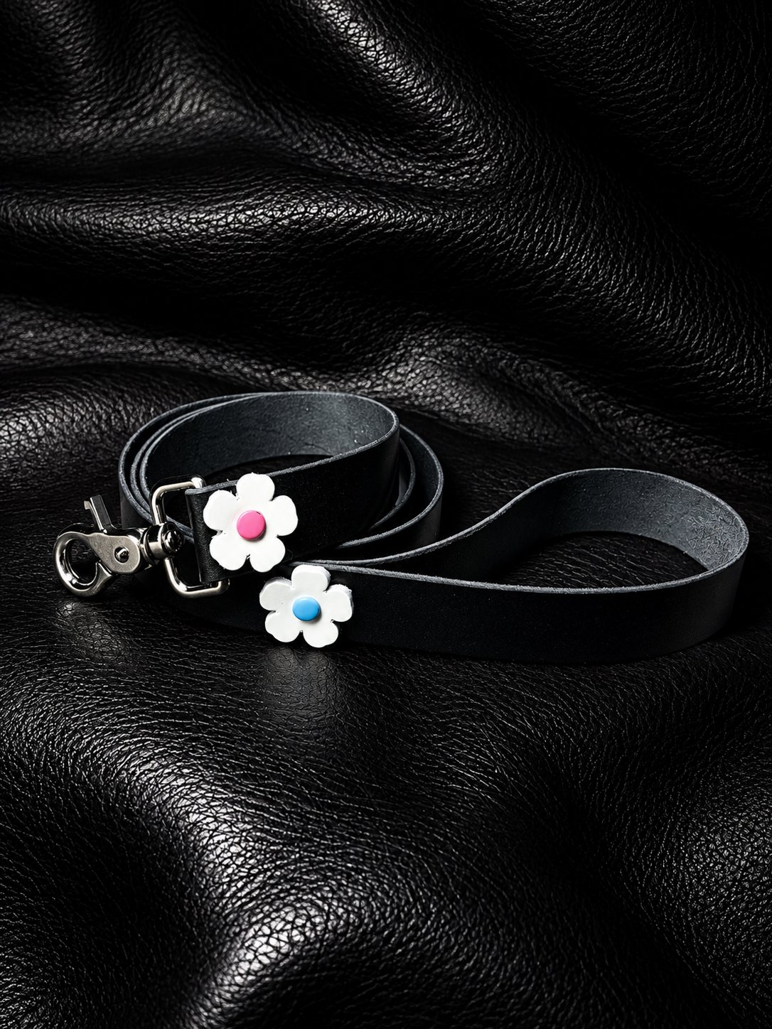 Daisy Leather Leash product image (1)