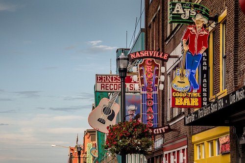 💕 Celebrating my wedding anniversary quietly this year with a weekend trip to Nashville! Grateful for my husband’s support th...