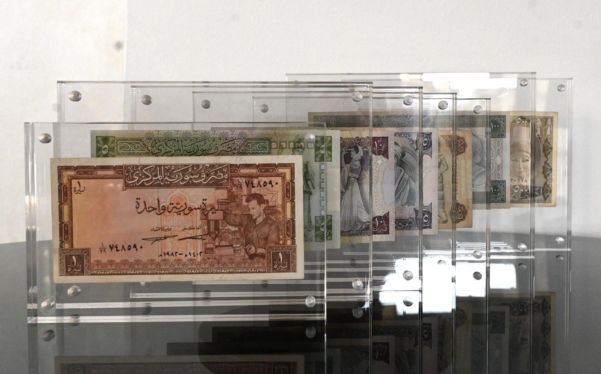 مجموعة الاصدارات النقدية الورقية السورية 1982 - نادر product image (1)