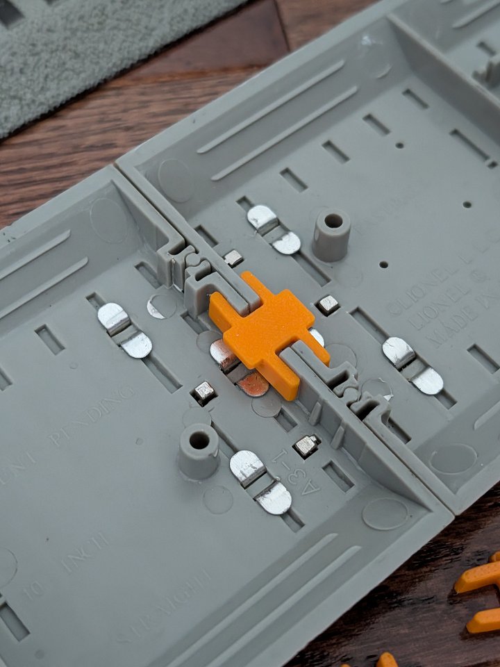 IronHold Track Clips for Lionel O Gauge FasTrack product image (1)