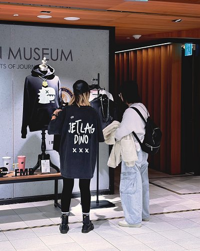 距離上次快閃店結束，
不知不覺已經過了兩個多月。

這段時間，我們持續在做很多事情——
設計新的作品、延伸品牌的方向、
拍攝影片、記錄更多關於旅途與日常的片段。

節奏很快，也很充實。

但我們發現，
最讓人想念的，
還是那段在現場與大家見面的日子。...