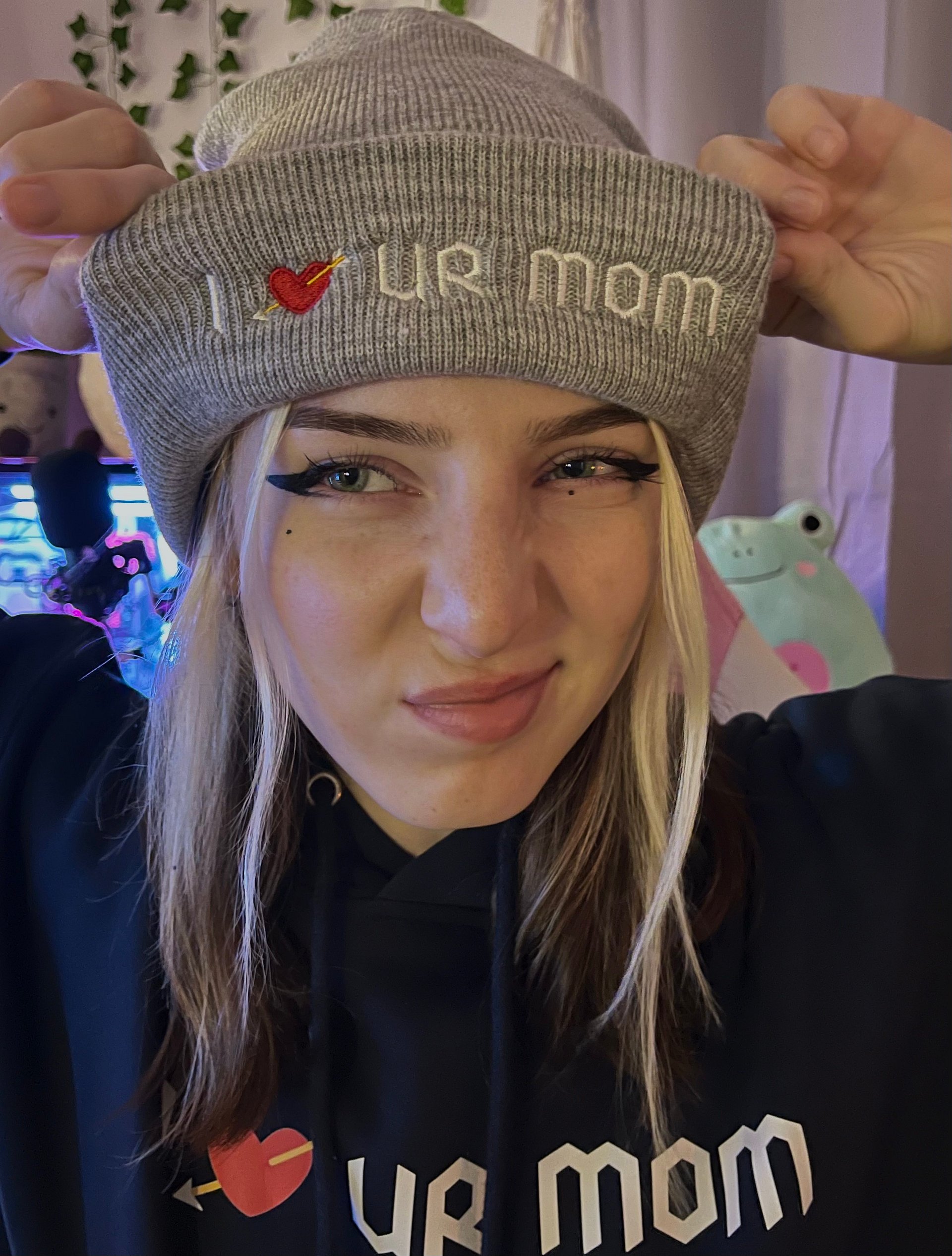 i <3 ur mom beanie product image (6)
