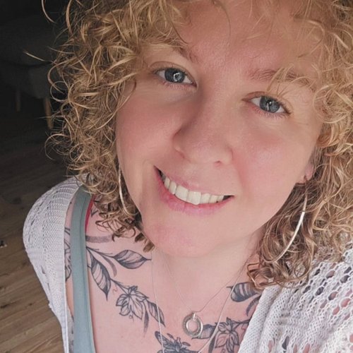 ✨Hello✨

There's a few new faces round here so I thought I'd re-introduce myself. 

Hello! I'm Jessie, a Voice Actor, Writer ...