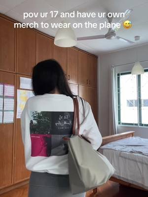 feels like a daydream.  #merch #singer #sgtiktok #17 #airportoutfit #daydreams #singersongwriter 