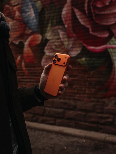 Orange is a lifestyle.​​​​​​​​​​​​​​ 🍊
Silver is an appliance ⏲️

Still the best looking phone of the year tbh 🤫

Shoutout to...