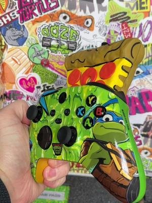 Whattttt thanks @Xbox & @Minecraft for the pizza scented controller!!!!! 🍕 #minecraft #gaming #xbox #tmnt #tmntleo 
