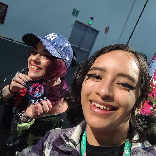El lunes pasá tenía cruda post-evento y gripa jaja así que hasta ahorita les comparto un poco de lo que viví en la #ccxpmx26 ...