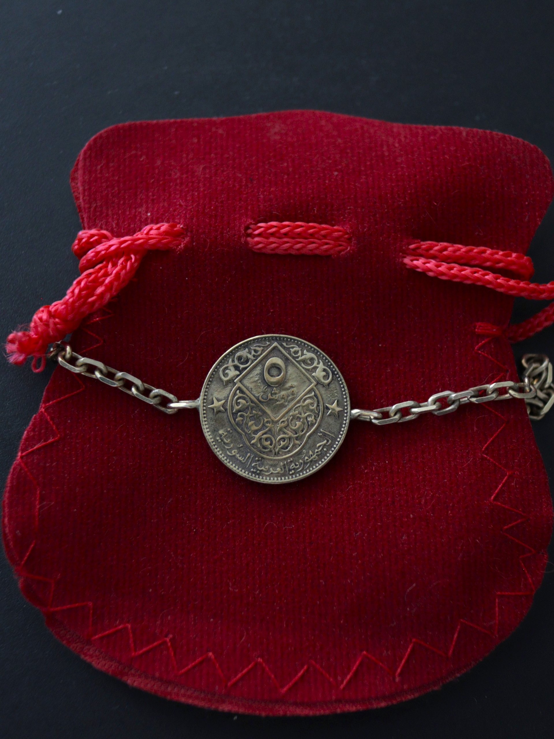 اسوارة فضة مشغولة من عملة معدنية سورية قديمة 1962 product image (2)