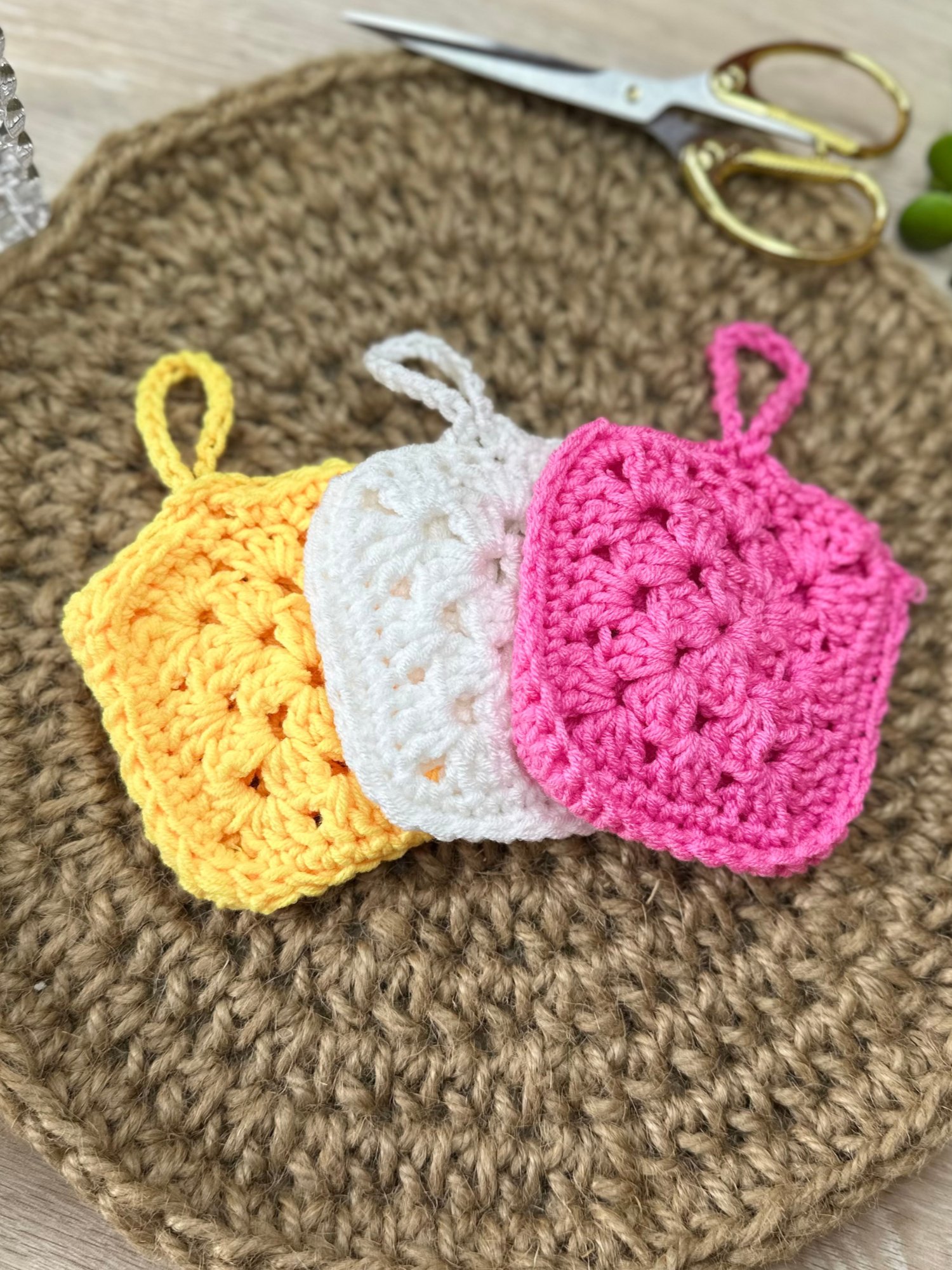 Crochet Granny Square Airpod Case Pattern product image (2)