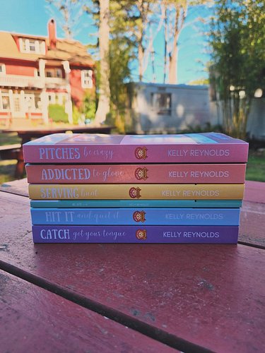 Read the rainbow. 🌈⚾️

Just in case you were wondering why I chose yellow for my holiday-ish MM baseball romance, 𝑺𝒆𝒓𝒗𝒊𝒏𝒈 𝑩𝒖𝒏...