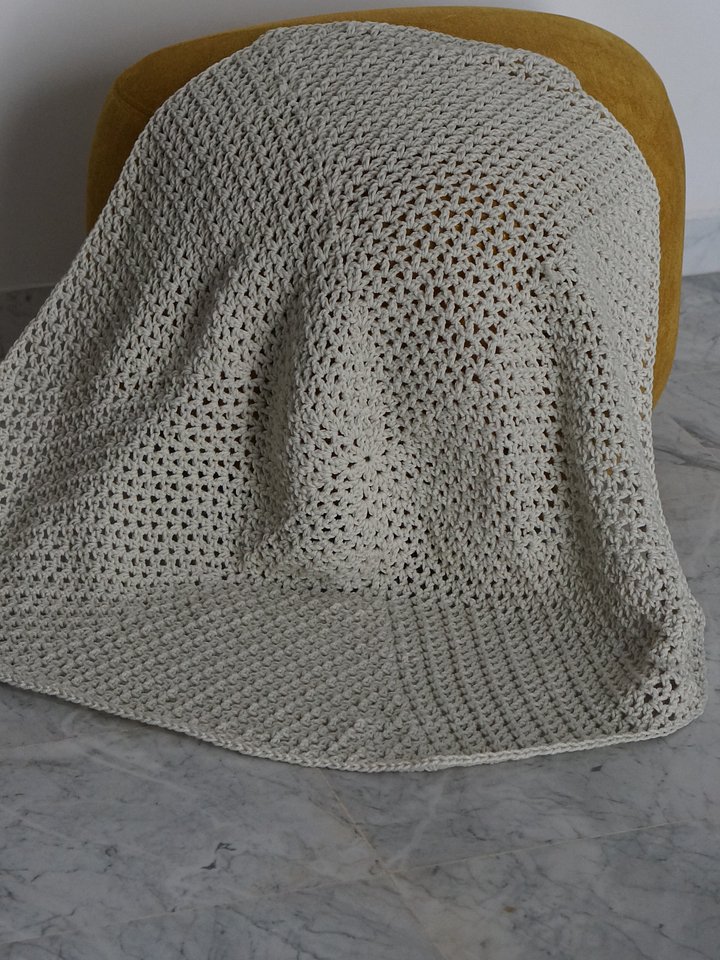 White v stitch round blanket product image (2)