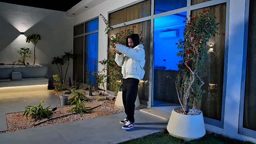 🌨️

حافظها عارفها غلابة
 
داوينا بالعين يوم لاقت عينها
يا عيني راعينا 
مدينا وليك يدينا
داوينا وراضينا بالحب والحب ما لينا
ما...