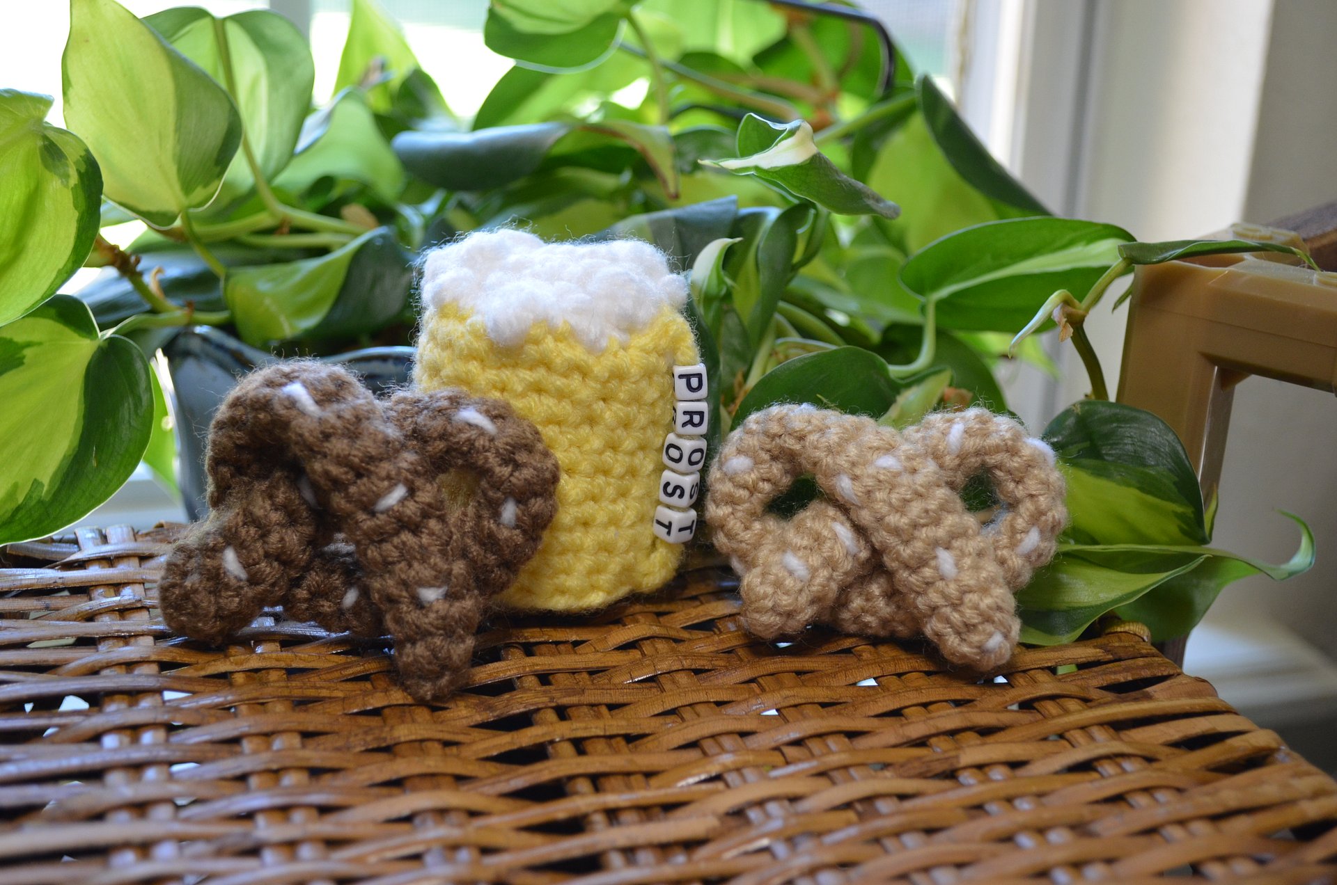 Beer & Pretzel Keychain product image (1)